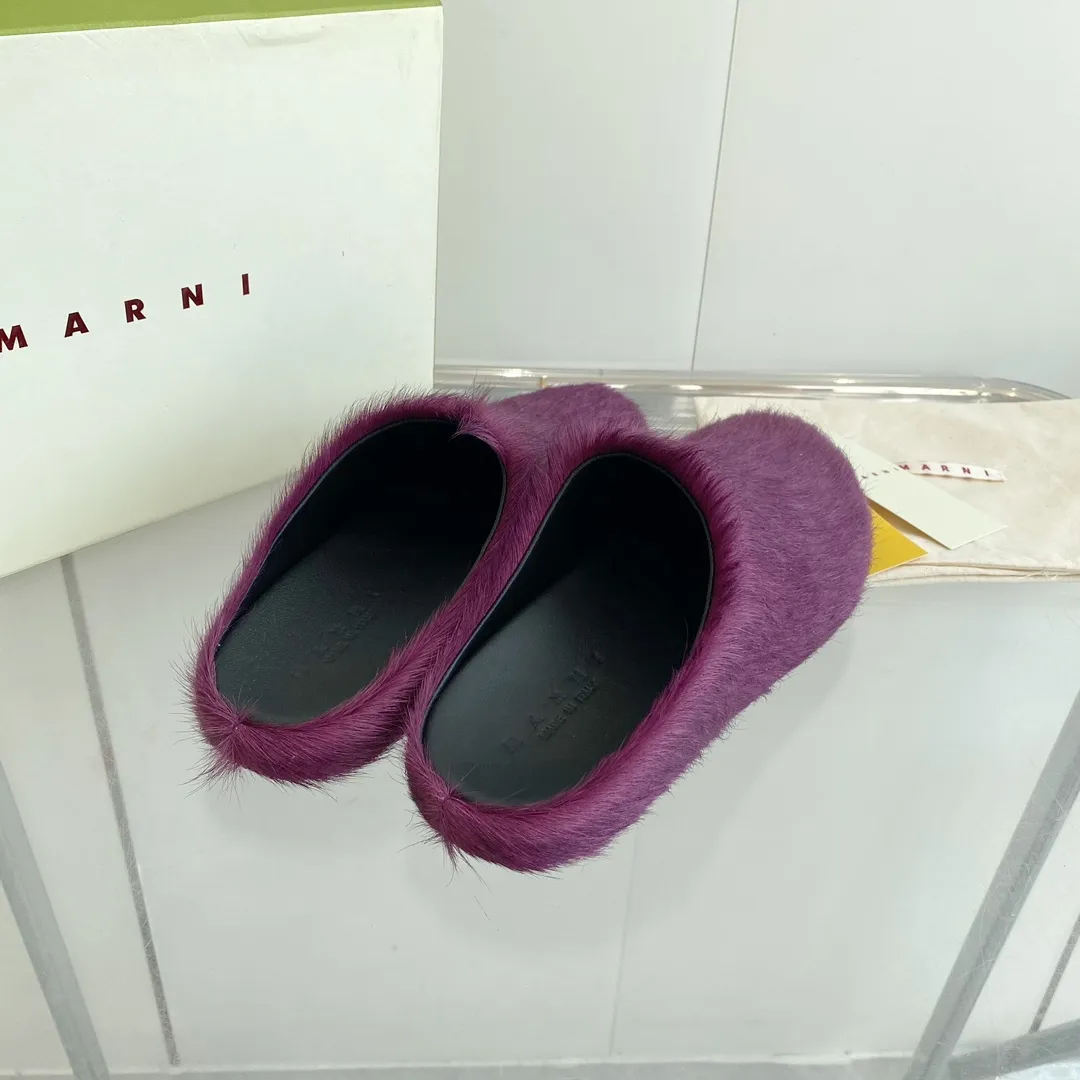 💕💕Factory direct selling price p520💕💕 Men's size +20 🔥🔥🔥 MARNI Sabot horse hair slippers A giant trendy horse hair slipper with a toe cap for all seasons, making it a beautiful landscape. The texture makes your feet more beautiful, confident and comfortable. It is a symbol of taste whether you wear it at home or outside! The real thing is very textured and the comfort is great. Fabric: horse hair. Lining: leather lining. Foot pads: leather. Sole: leather insole, rubber sole. Size: women's size 35-40. men's size: 40-46. Complete package.